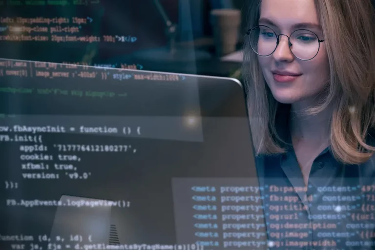 Auszubildende programmiert am Computer – Symbolbild für die Ausbildung zum Fachinformatiker für Anwendungsentwicklung.