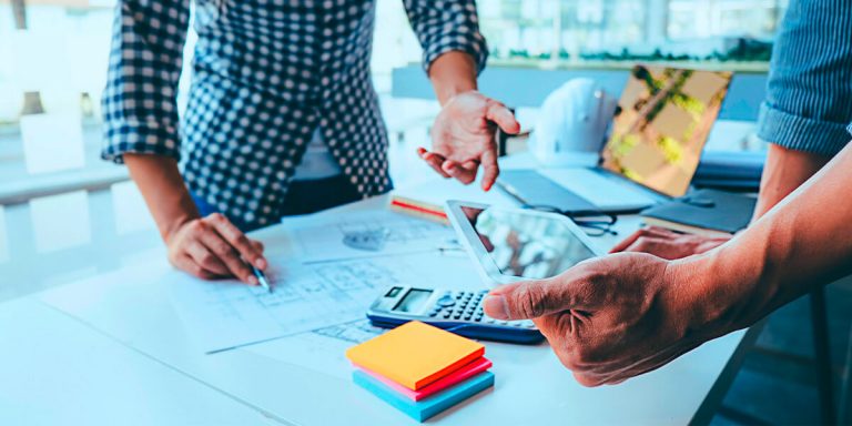 Sinnbild für einen Kalkulator bei der arbeit