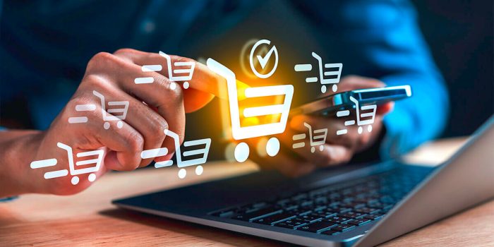 Mann bedient gerade sein Smartphone, Einkaufswagen-Icons schweben in der Luft