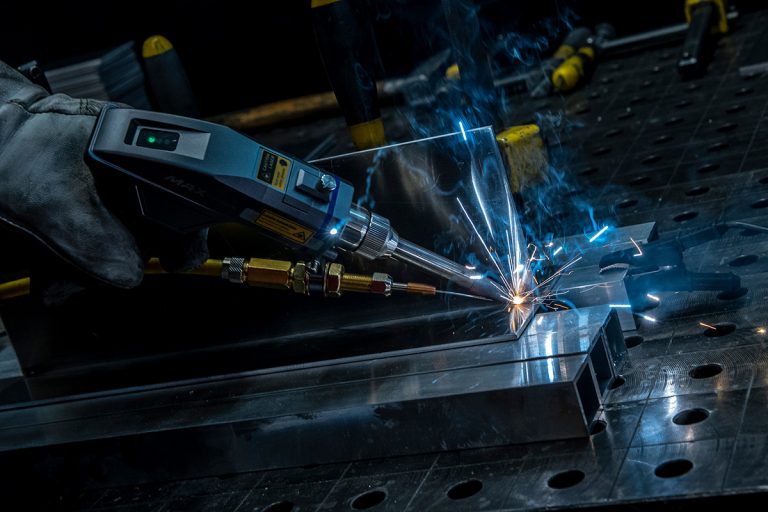 Laserschweißer der gerade am Scheißen von Metall ist