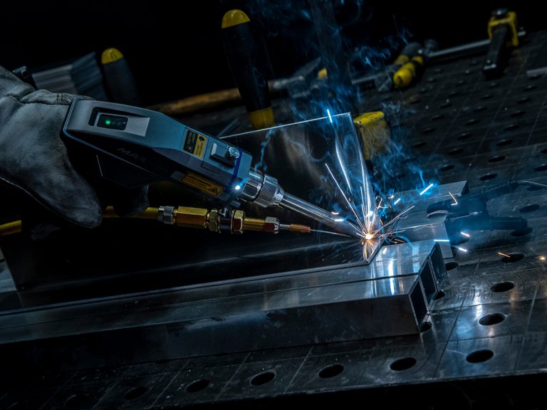 Laserschweißer der gerade am Scheißen von Metall ist