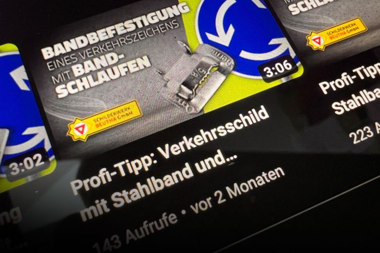 Foto von der Vorschau eines Youtube-Videos der Schilderwerk Beutha zum Thema Bandbefestigung eines Verkehrszeichens mit Bandschlaufen