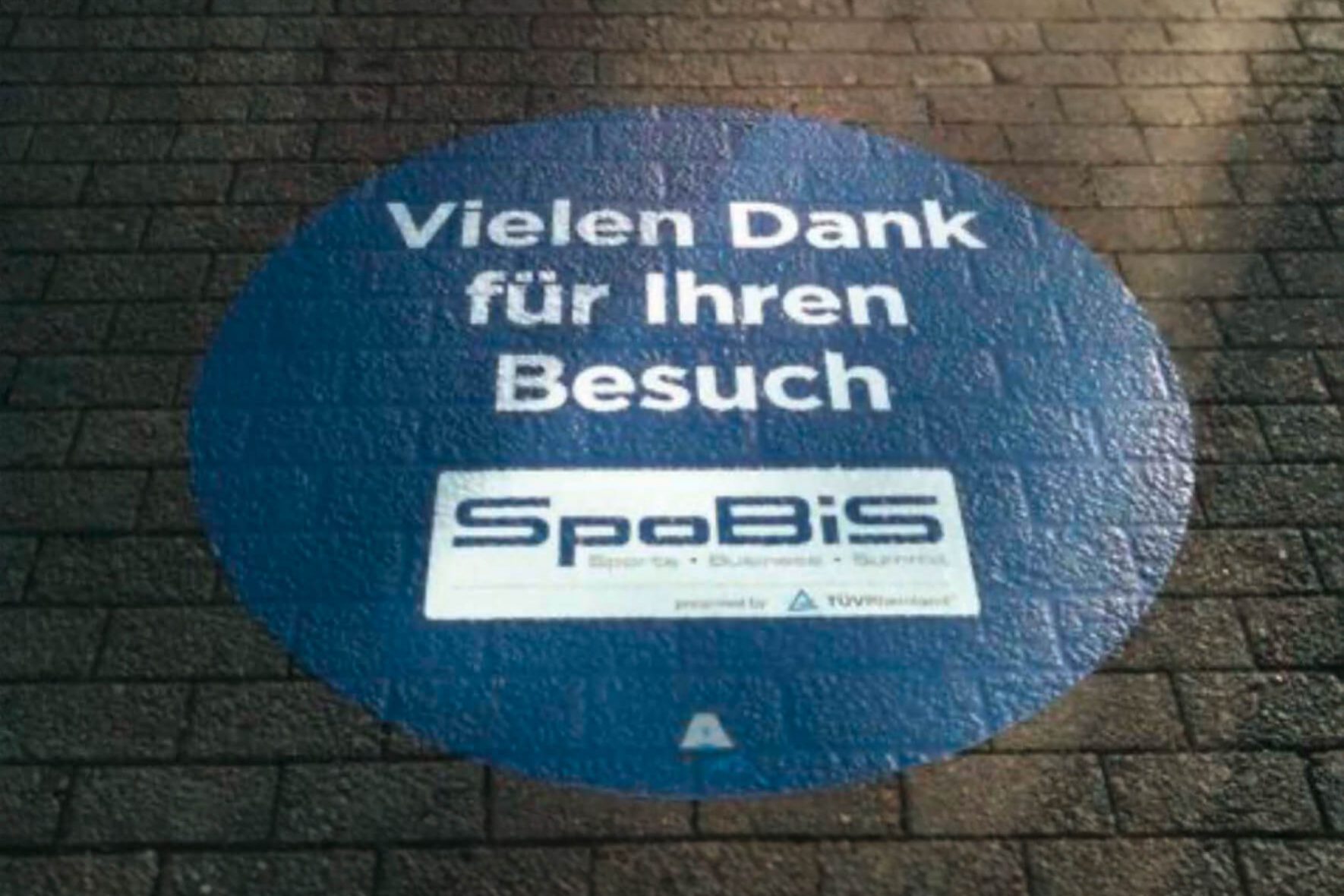 Bodenaufkleber von GECKGO 5 Referenzbild: runde Bodenaufkleber für SpoBiS mit der Aufschrift Vielen Dank für Ihren Besuch, Mit Logo von SpoBiS