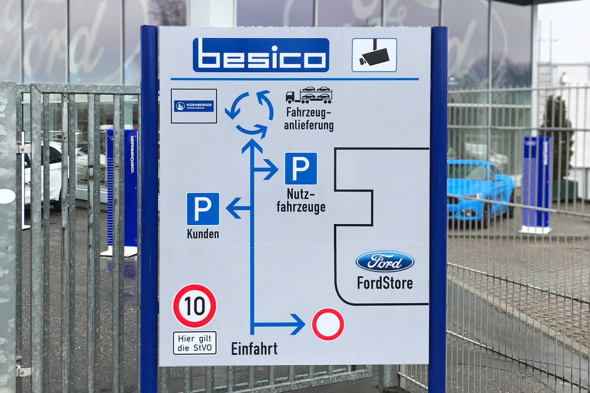 Objekt- & Firmenbeschilderung 6 Referenzbild: Wegweiser für einen Ford Autohaus