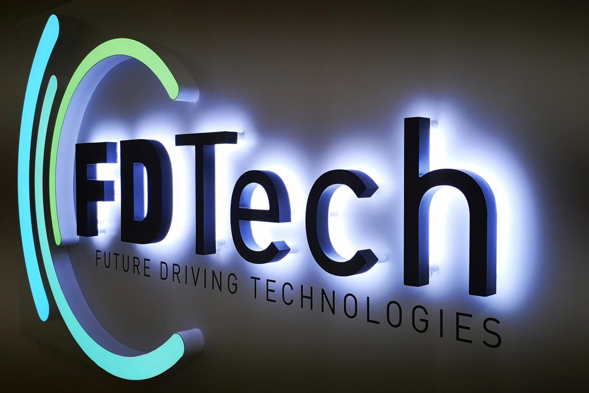 Objekt- & Firmenbeschilderung 1 Referenzbild: fertig montierte LED-Reklame der FD Tech bei Nacht