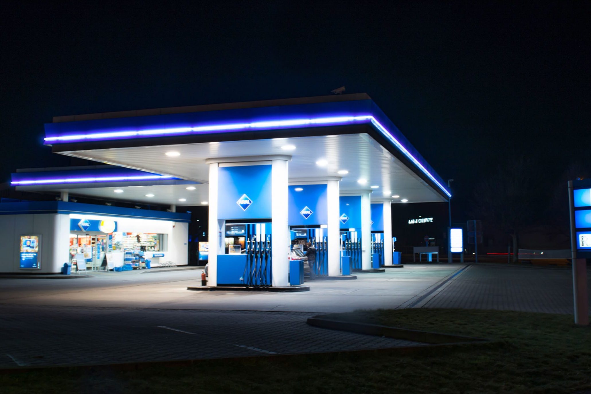 Objekt- & Firmenbeschilderung 2 Referenzbild: fertig montierte LED-Reklamen einer ARAL-Tankstelle bei Nacht