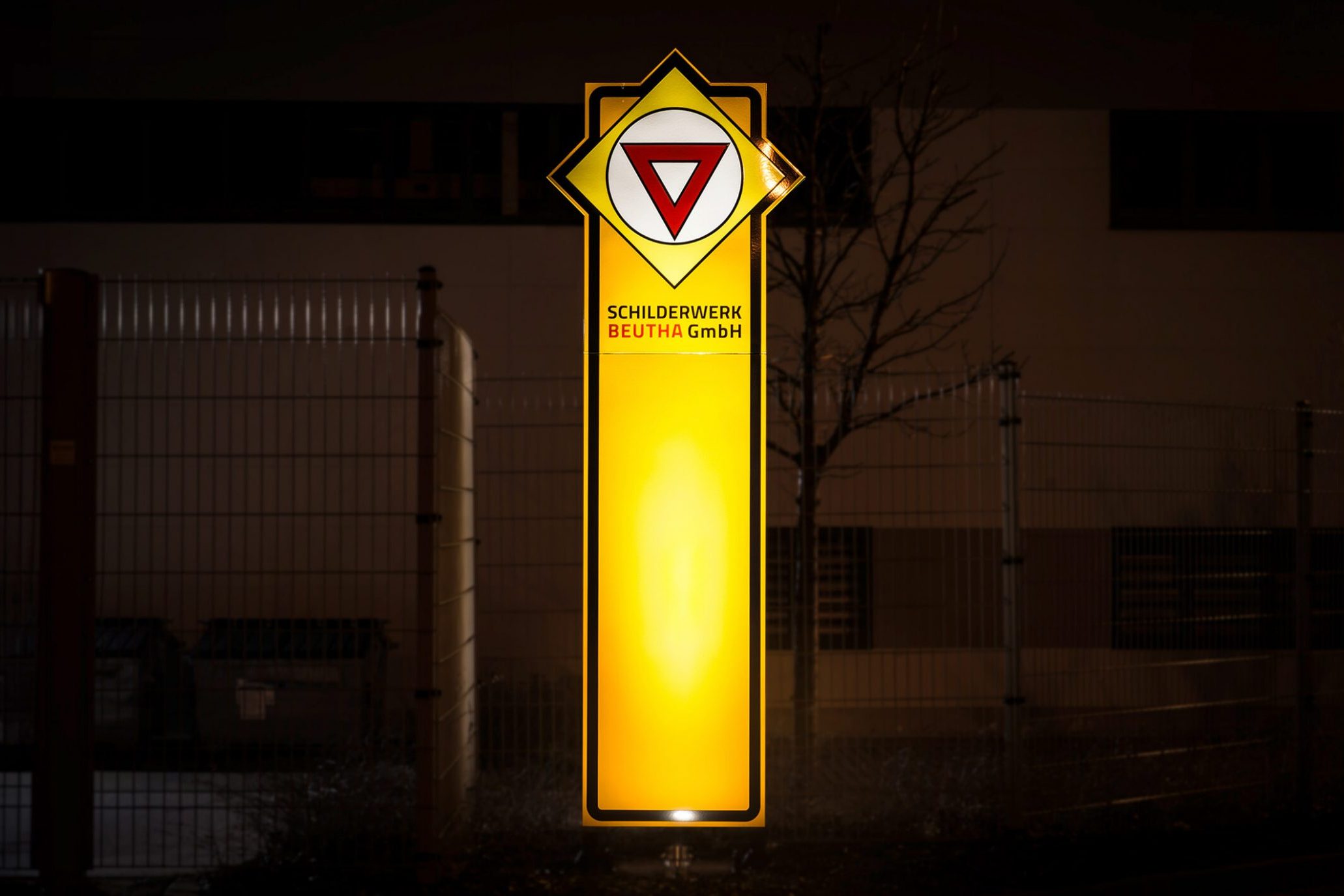 Objekt- & Firmenbeschilderung 3 Fotoaufnahme der LED-Reklame der Schilderwerk Beutha GmbH