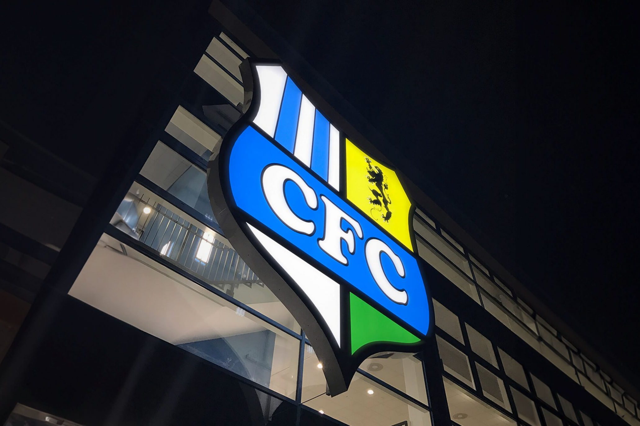 Objekt- & Firmenbeschilderung 4 Referenzbild: LED-Reklame des CFCs am CFC-Stadion montiert