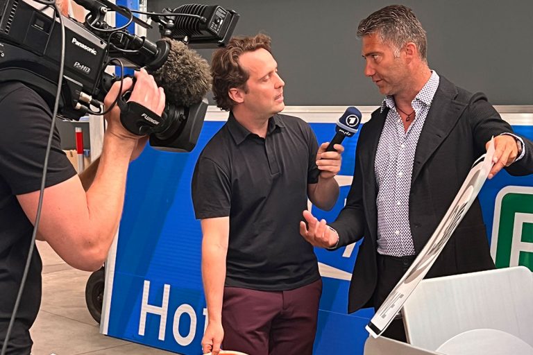 Momentaufnahme eines Interviews des ARDs und dem Geschäftsführer Tim Kieß