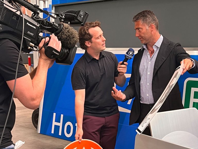 Momentaufnahme eines Interviews des ARDs und dem Geschäftsführer Tim Kieß