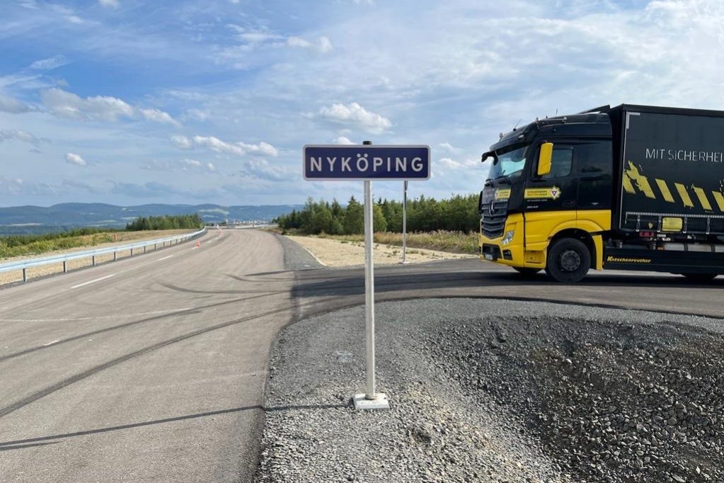 Foto eines befestigten Straßenschildes auf dem BMW Erprobungsgelände in Sokolov mit der Aufschrift NYKÖPING