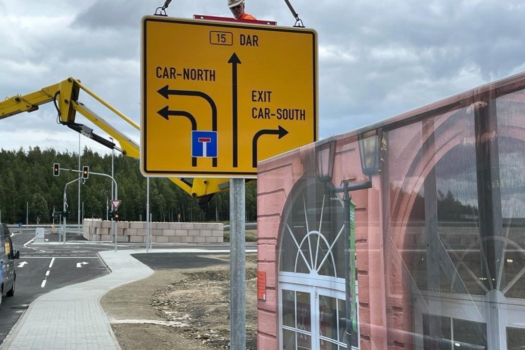 Mitarbeiter der Schilderwerk-Beutha befestigt Wegweiser auf dem BMW-Erprobungsgelände in Sokolov