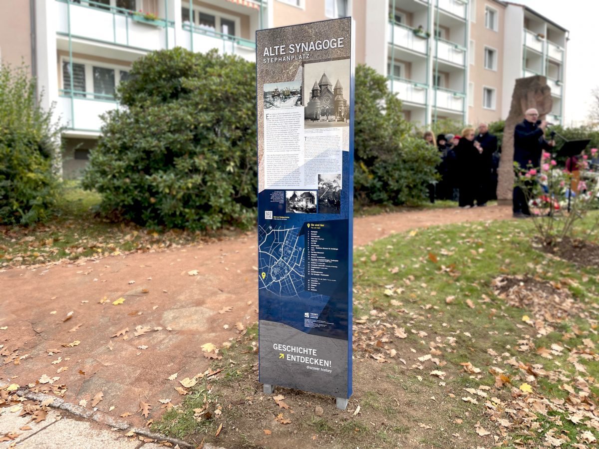 Informationstafel auf dem Kaßberg in Chemnitz. Die Werbetafel steht beim Denkmal der alten Synagoge und ist für Touristen mit interessanten Informationen rund um den Standort der alten Synagoge gefüllt.