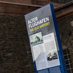 Stele Regulus Alter Flughafen