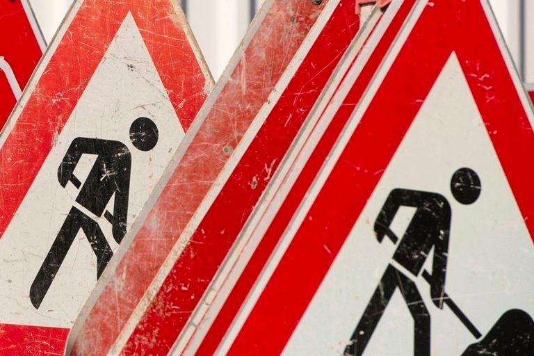 Bild indem viele Baustellenschilder zusehen sind