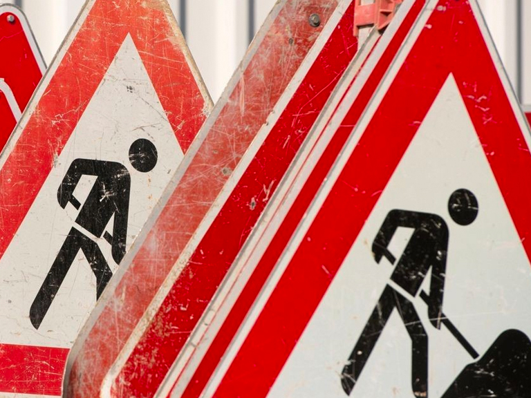 Bild indem viele Baustellenschilder zusehen sind