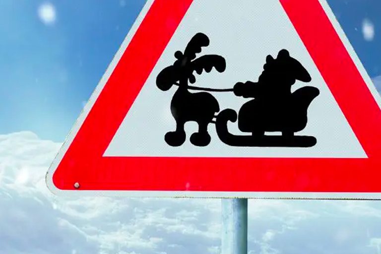 Bild indem ein Verkehrsschild mit der Beklebung von Santa Claus in seinem Schlitten zusehen ist