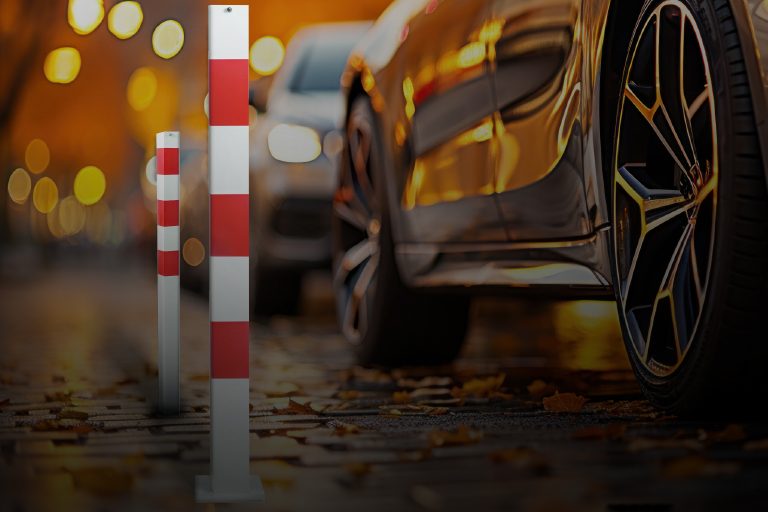 Auto fährt an Autoabsperrung vorbei