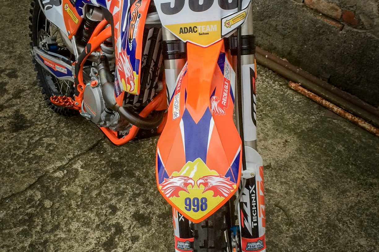 Referenzbild swdesign eines Enduro-Motorrad auf einer Erdpiste