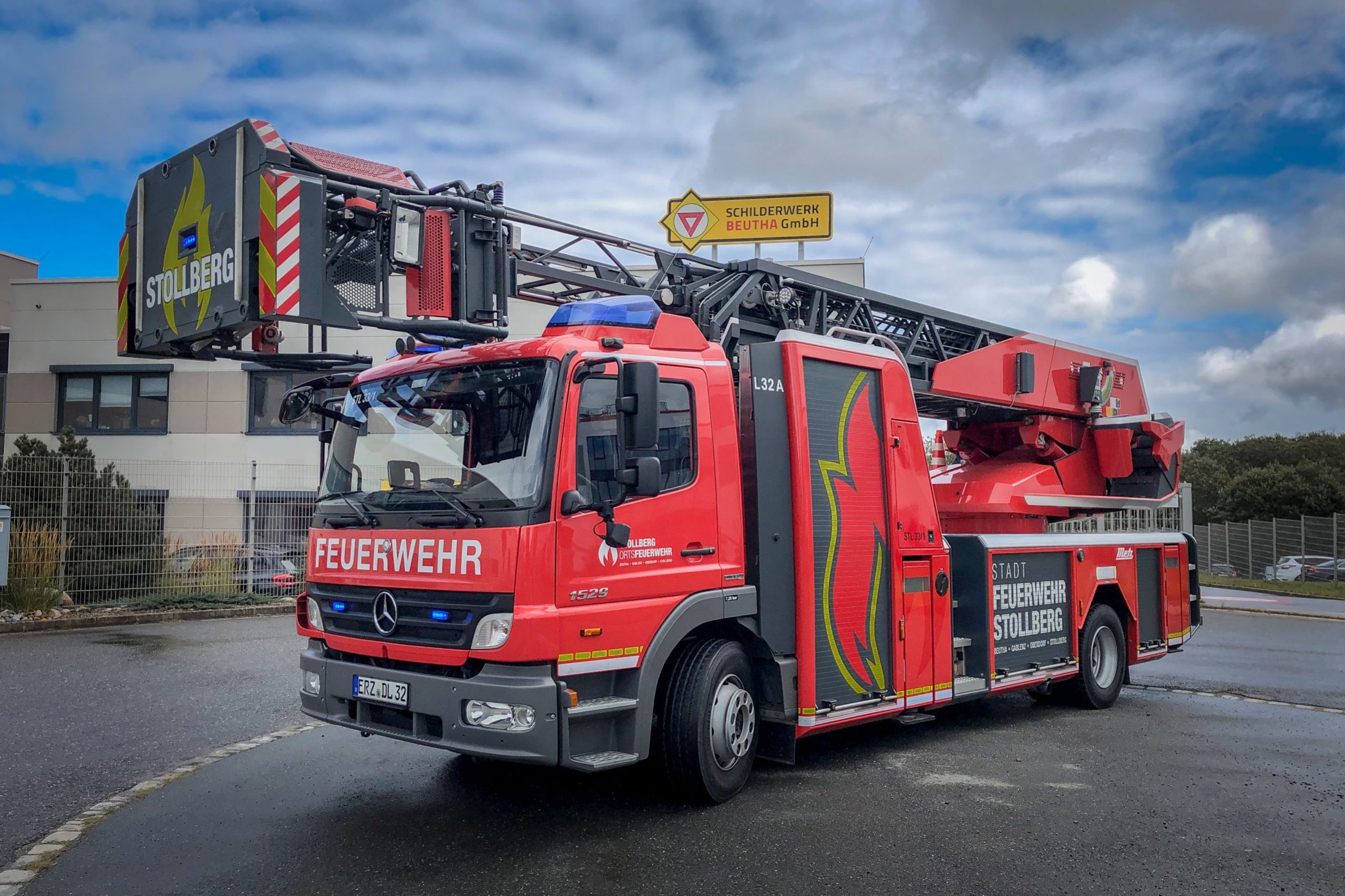 Referenzbild swdesign eines Drehleiterfahrzeuges der Feuerwehr Stollberg für die Folierung von Einsatzfahrzeugen.