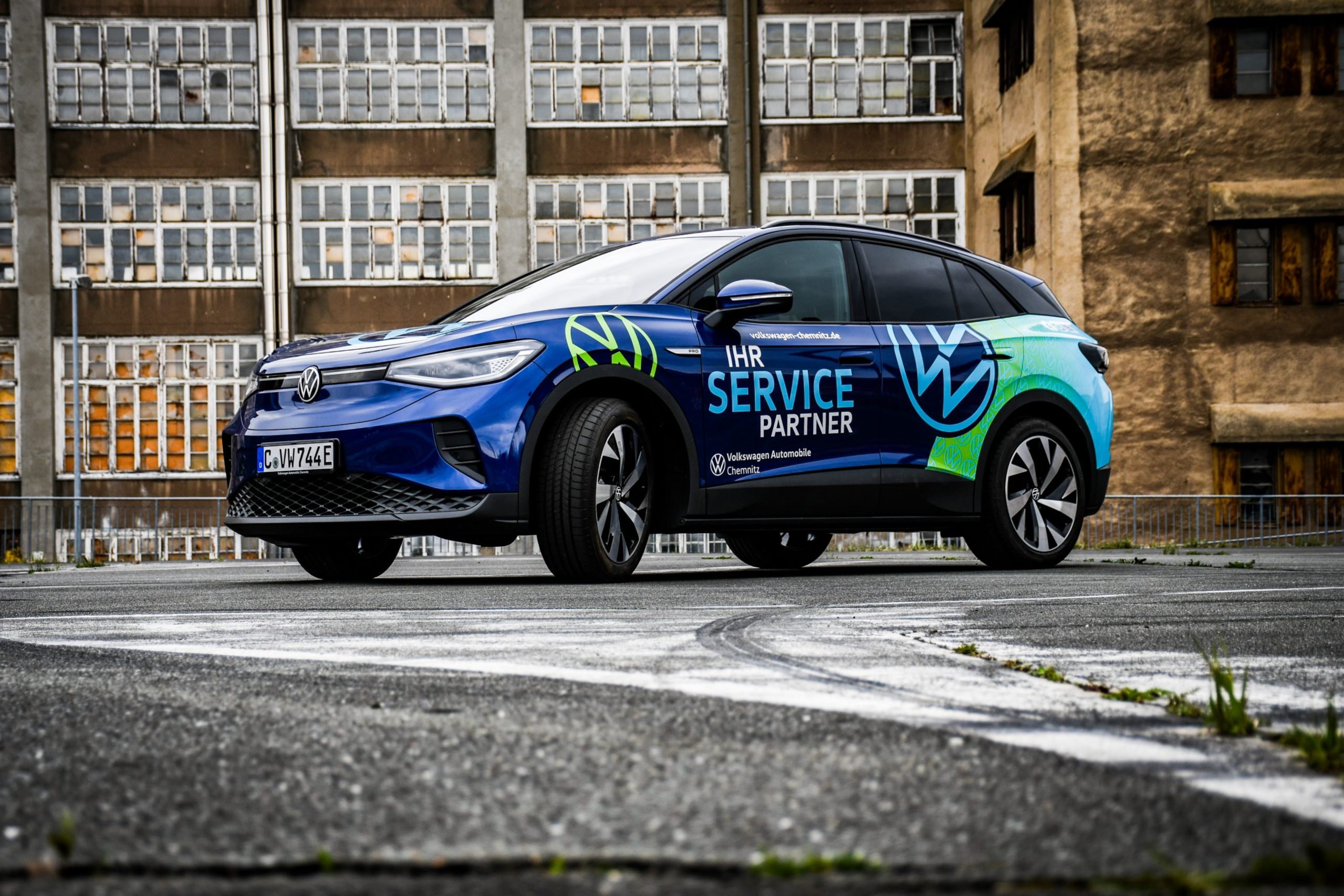 Foto eines von swdesign folierten Fahrzeuges ID3 von VW vor einer Industriekulisse.