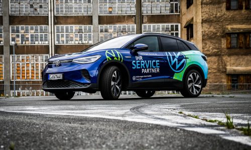 Foto eines von swdesign folierten Fahrzeuges ID3 von VW vor einer Industriekulisse.