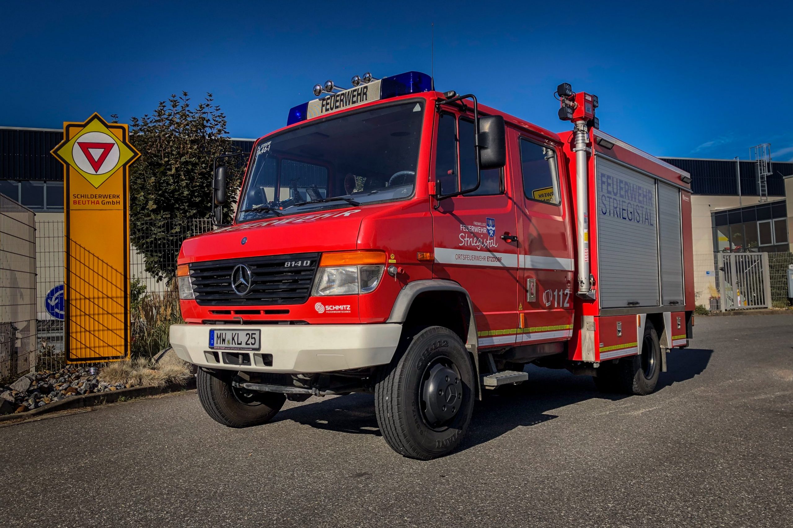 Referenzbild: Feuerwehrfahrzeug der Feuerwehr Striegistal mit neuer Follierung vor dem Sitz der Schildwerk Beutha GmbH