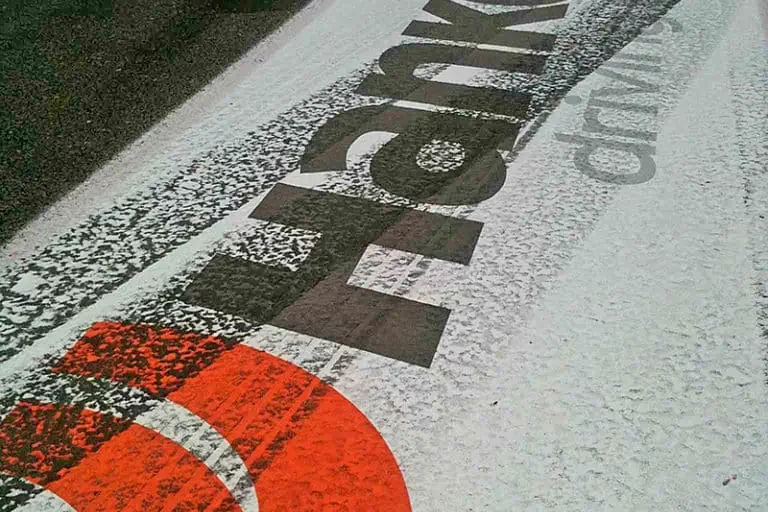 Bodenaufkleber von GECKGO 4 Referenzbild eines Bodenaufklebers von Hankook auf einer Rennstrecke von GECKGO