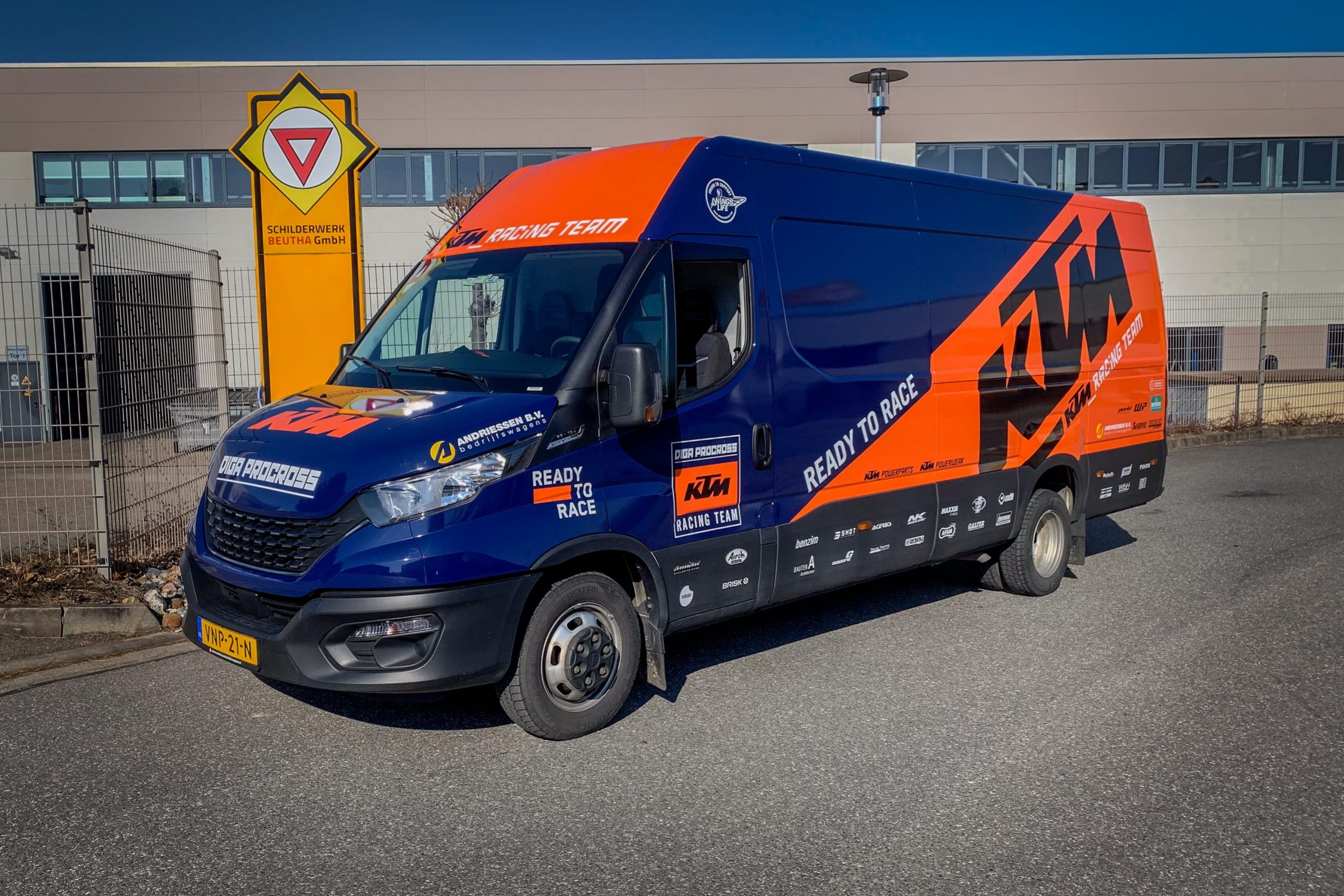 Referenzbild eines von swdesign folierten Transporters für Diga Procross KTM Racing