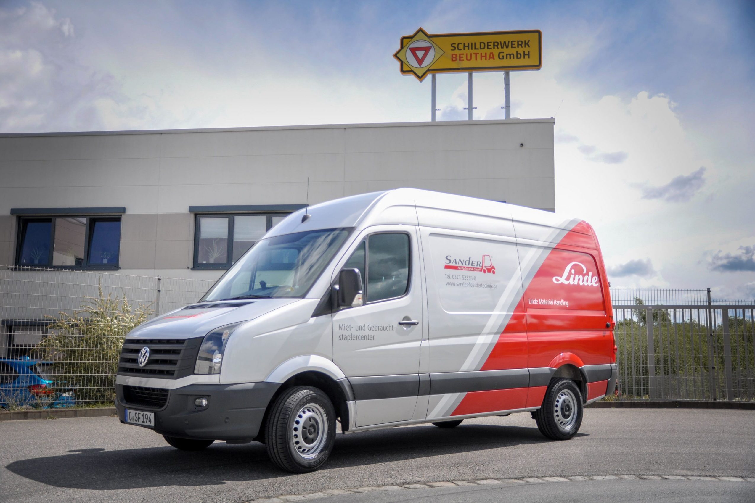 Referenzbild eines von swdesign folierten Transporters der Firma Sander