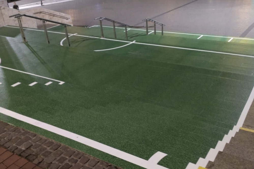 Bodenaufkleber von GECKGO 3 Bodenaufkleber der Marke GECKGO als Referenzbild ein Fußballfeld auf einer Treppe