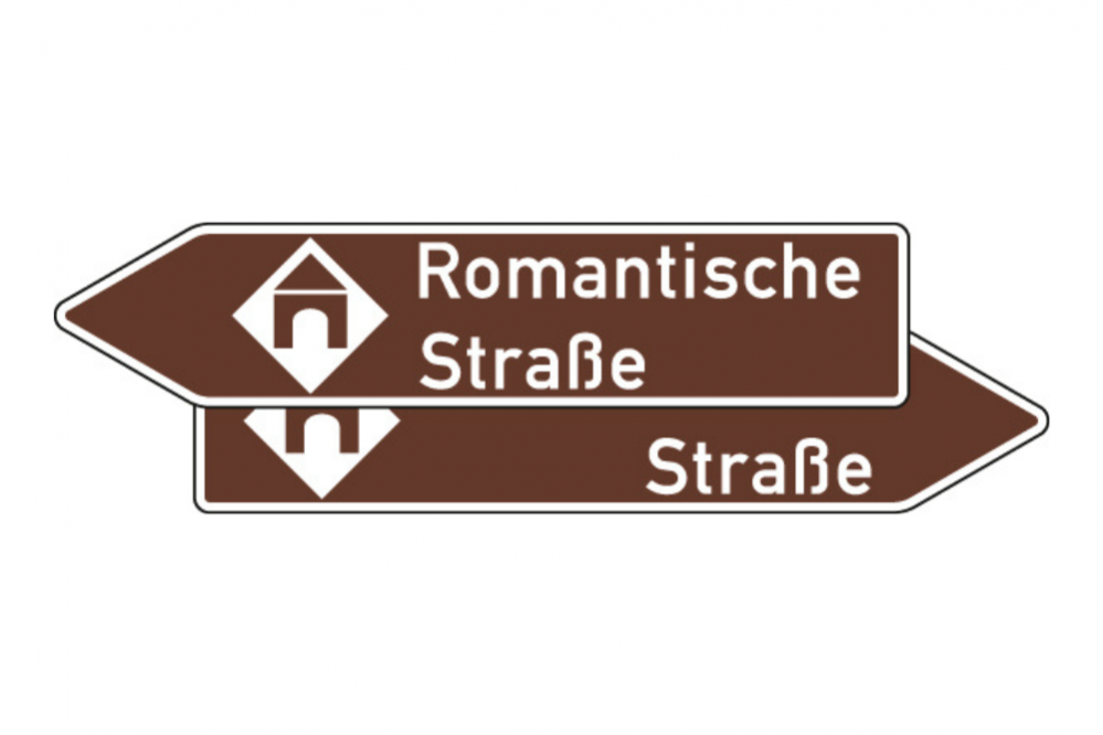 Touristische Unterrichtungstafeln VZ 386.3 12 Das Bild zeigt ein VZ386.2-40, welches ein Verkehrsschild als Pfeilwegweiser für eine touristische Route darstellt.