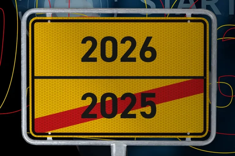 Symbolbild Jahreswechsel 2025 zu 2026, Ortsschild mit durchgestrichenem Jahr 2025 und neuem Jahr 2026