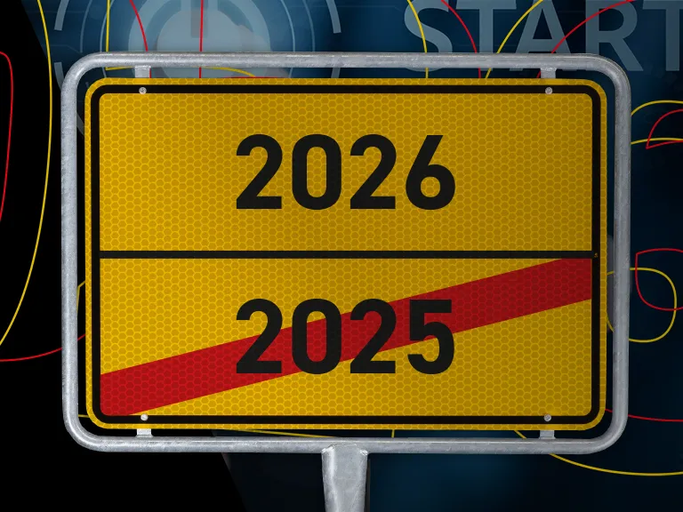 Symbolbild Jahreswechsel 2025 zu 2026, Ortsschild mit durchgestrichenem Jahr 2025 und neuem Jahr 2026