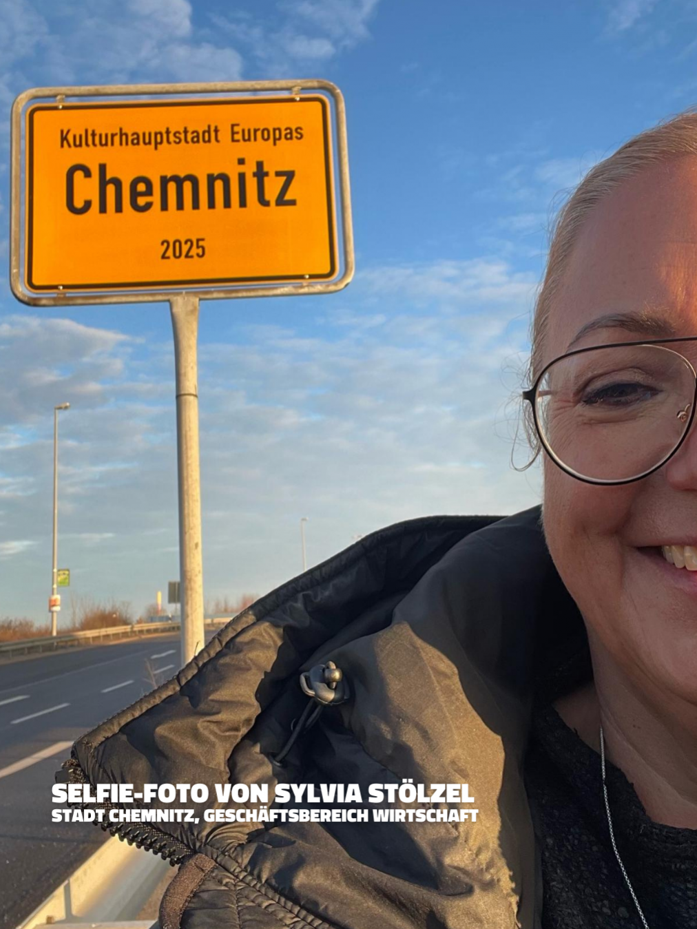 Fan-Bild von Sylvia Stölzel aus dem Dezernat Wirtschaft der Stadt Chemnitz, zur Ortstafelaktion im Rahmen der Kulturhauptstadt Europas Chemnitz.