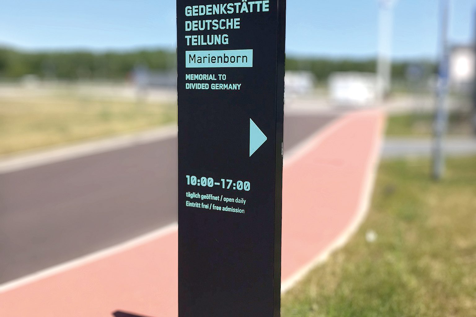 Abbildung einer Stele REGULUS an der Gedenkstätte Marienborn.