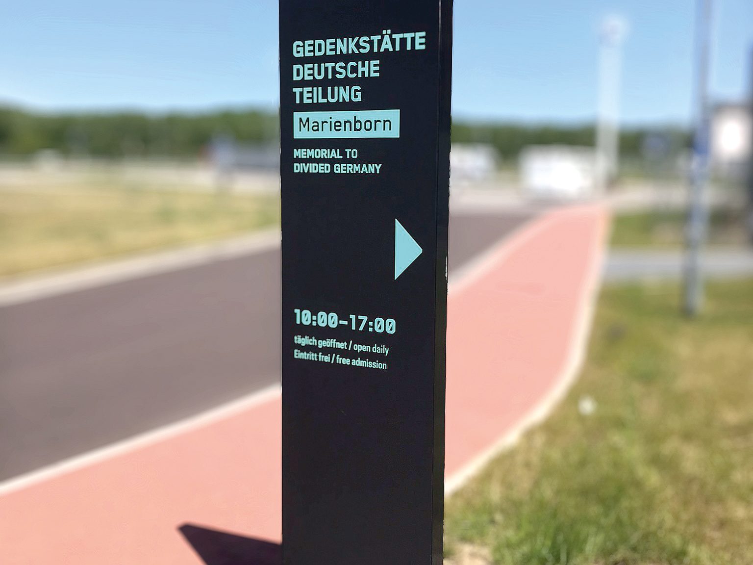 Abbildung einer Stele REGULUS an der Gedenkstätte Marienborn.