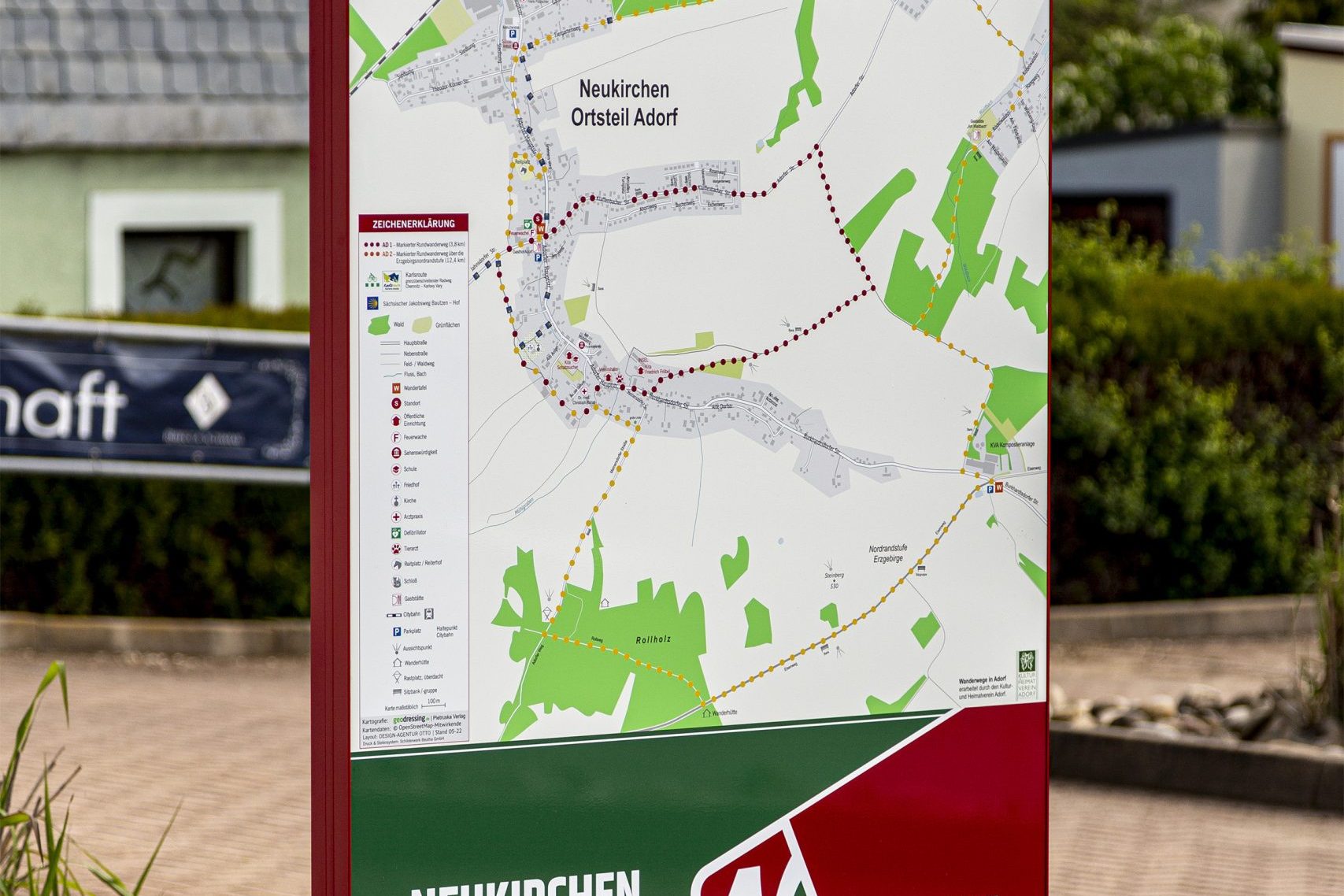 Abbildung einer Stele REGULUS am Standort Neukirchen. Welche als Teil kommunaler Wegeleitung die Wanderwege der Umgebung präsentiert.