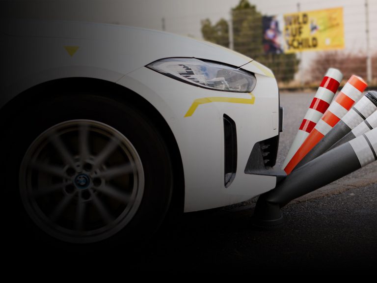 Ein Auto überfährt verschiedene Varianten unseres Märzangebotes, den überfahrbaren Pollern Pole Cone City und Traffic.