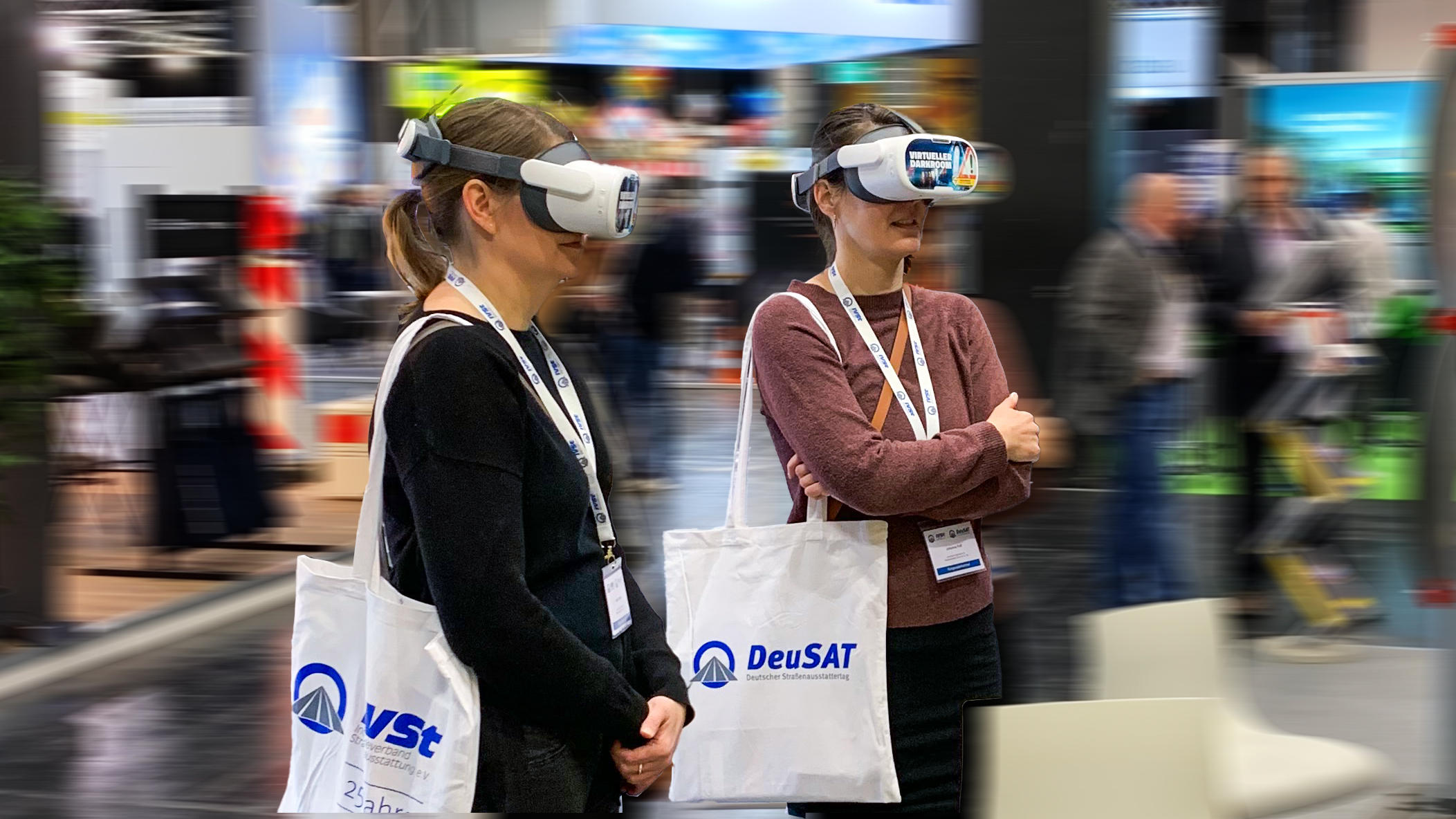 Zwei Personen nutzen eine VR-Brille und bekommen am Stand des Schilderwerk Beutha zum Deutschen Straßenausstattertag 2025 Einblicke in die virtuelle Verkehrsschau.