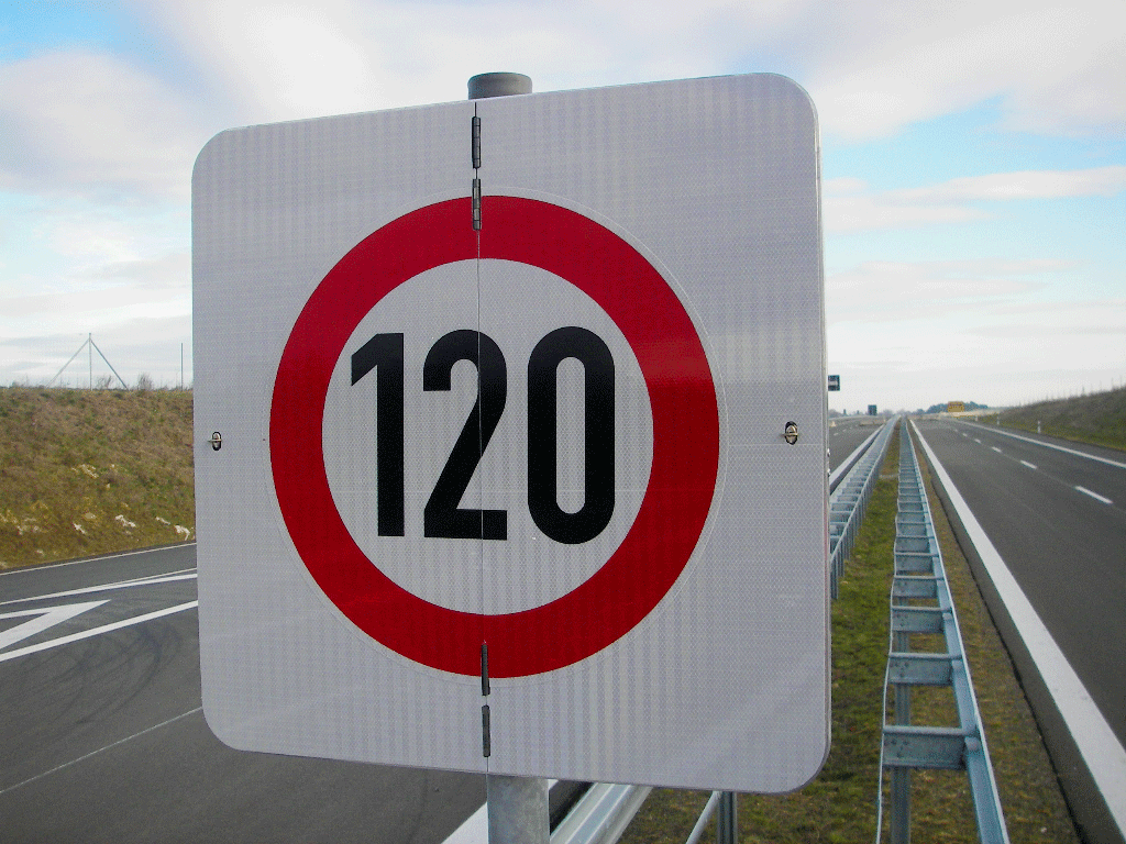 Klappschild mit Geschwindigkeitsbegrenzung 120 km/h, das sich auf- und zuklappen lässt.
