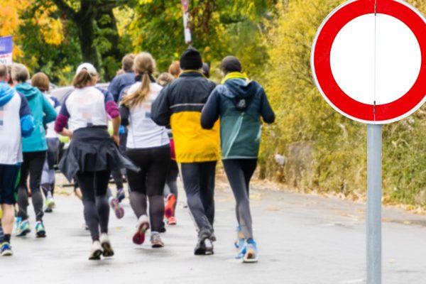 Klappschild mit Zeichen 250 – Verbot für Fahrzeuge aller Art bei Laufveranstaltung; temporäre Straßensperrung und Verkehrslenkung