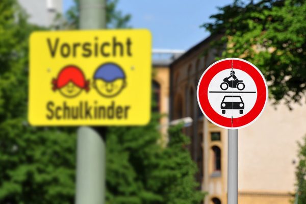 Verkehrszeichen „Vorsicht Schulkinder“ mit Verbot für Krafträder und Kraftwagen an Schule – sichere Schulweg-Klappschild-Beschilderung