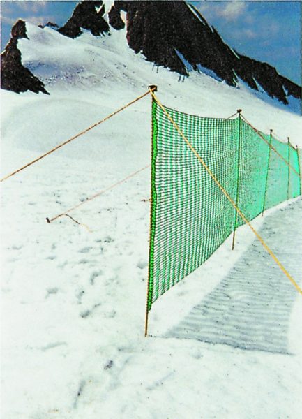 Schneefangzaun SFZ50-0000 auf verschneitem Gelände. Winterartikel.