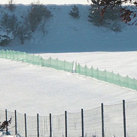 Weitansicht - Schneefangzaun SFZ50-0000 auf verschneitem Gelände.