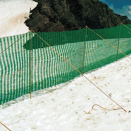 Frontale Ansicht Schneefangzaun SFZ50-0000 auf verschneitem Gelände