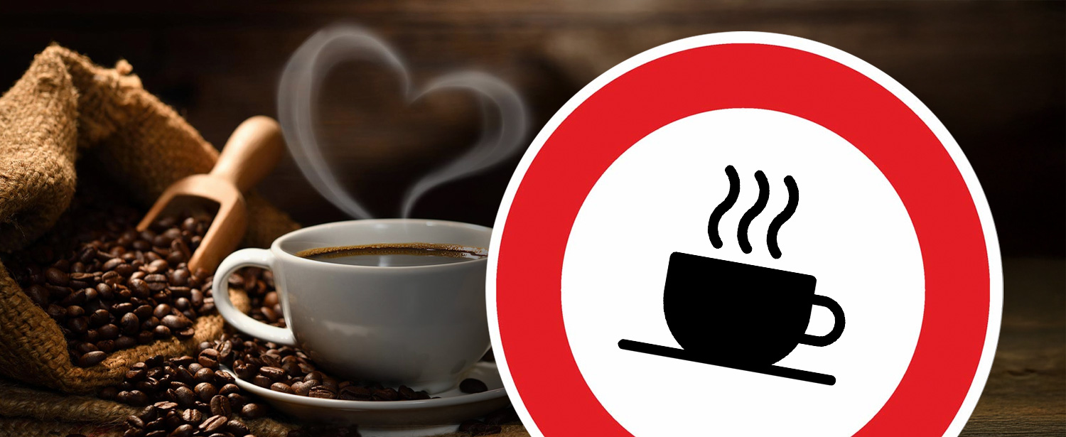 Kaffeebohnen im Sack, dampfender Kaffee und ein Verkehrszeichen mit einem Kaffeesymbol.