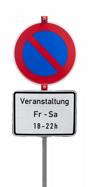 Verkehrsschild Eingeschränktes Halteverbot darunter das Datensteckschild mit Aufschrift „Fr-Sa 18-22h“