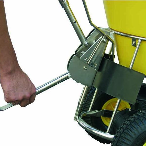 Streuwagen von Cemo als Teil der wintersicheren Kommune. Zeigt Hebelnutzung