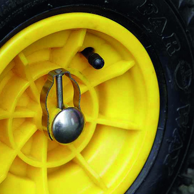 Rad des Streuwagens von Cemo als Teil der wintersicheren Kommune.